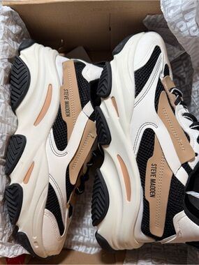 Steve Madden Possession Sneakers in White, Black & Tan, Women’s 9